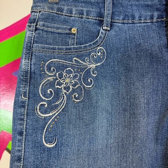 Gloria Vanderbilt Blue Jean Shorts with Floral Embroidery. Size 14. - Picture 2 of 7